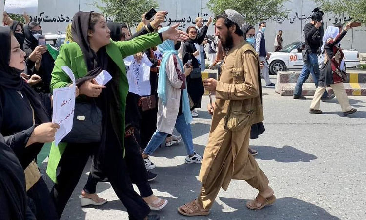 Women-defy-Taliban