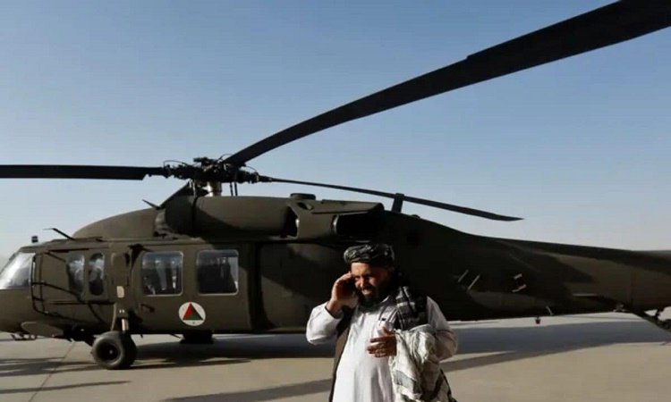 taliban-black-hawk-helicopter-16628692143x2